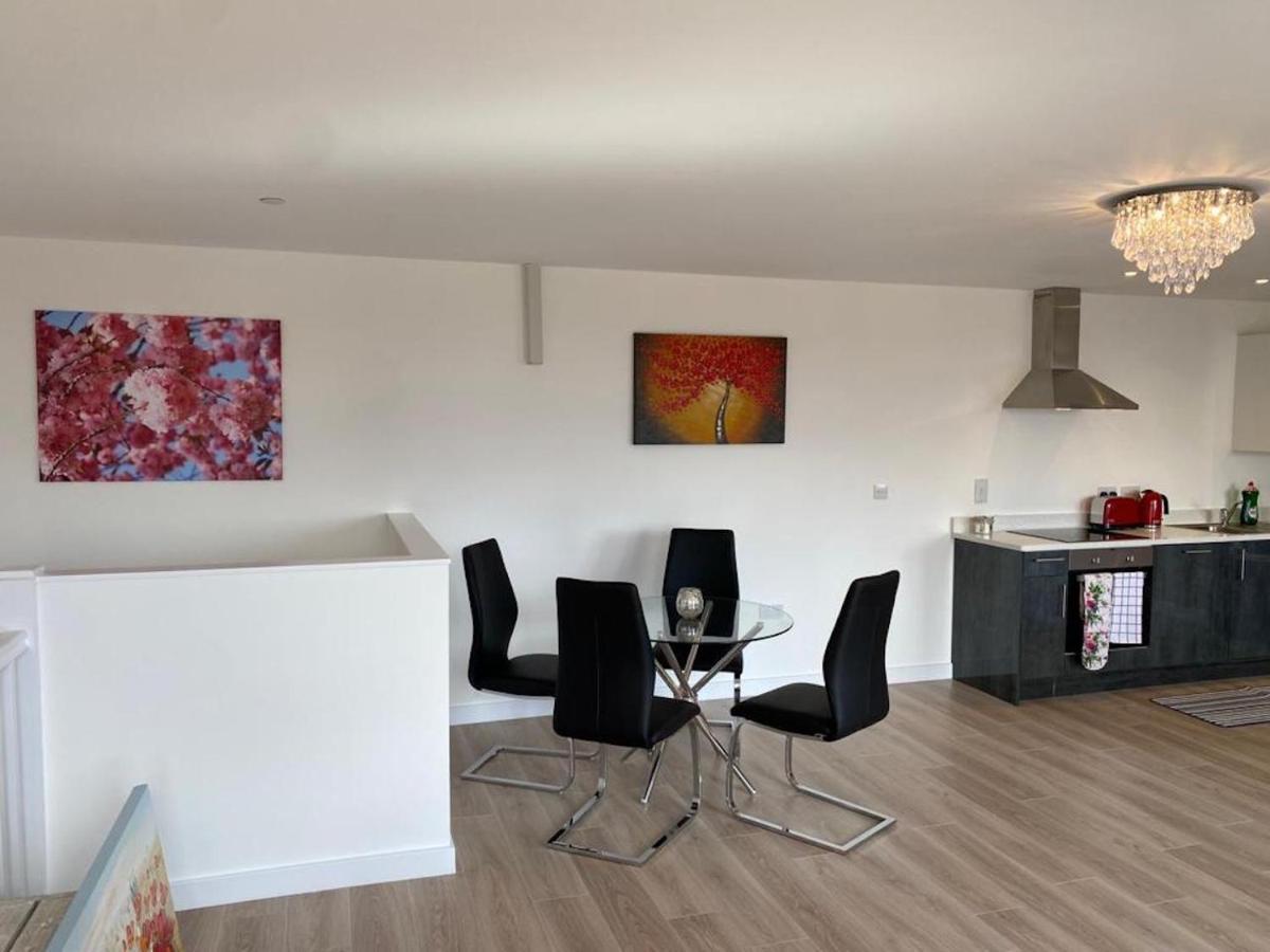 Cathedral View Duplex Penthouse: Central Stay with Parking & Wi-Fi Peterborough Exterior photo